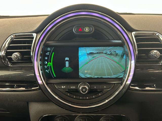 ＭＩＮＩ クーパー　クラブマン　コンフォートアクセス　スポーツレザーステアリング　スポーツシート　インテリジェントセーフティ歩行者警告付き　アンビエントライト　ＥＴＣ一体型ミラー　純正ナビ　ＡＵＸ　Ｂｌｕｅｔｏｏｔｈ　ＵＳＢ（18枚目）