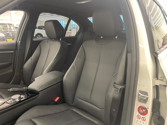 3シリーズ 320d Mスポーツ 330台限定スタイルエッジ ブラックキドニーグリル 専用18インチAW ピアノブラックインテリアトリム 黒レザーシート シートヒーター アルミペダル 純正ナビ ACC LKA LED オートライト(34枚目)