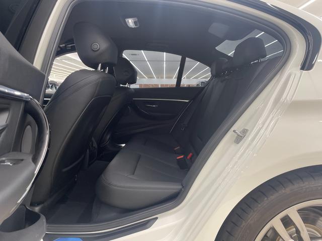 3シリーズ 320d Mスポーツ 330台限定スタイルエッジ ブラックキドニーグリル 専用18インチAW ピアノブラックインテリアトリム 黒レザーシート シートヒーター アルミペダル 純正ナビ ACC LKA LED オートライト(36枚目)