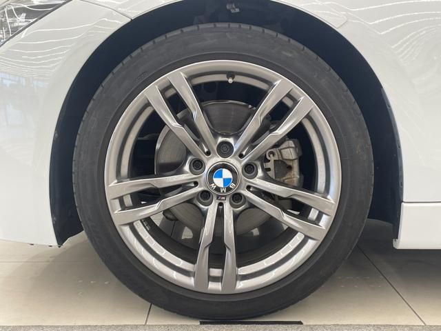 3シリーズ 320d Mスポーツ 330台限定スタイルエッジ ブラックキドニーグリル 専用18インチAW ピアノブラックインテリアトリム 黒レザーシート シートヒーター アルミペダル 純正ナビ ACC LKA LED オートライト(54枚目)