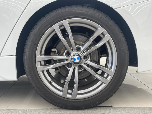 3シリーズ 320d Mスポーツ 330台限定スタイルエッジ ブラックキドニーグリル 専用18インチAW ピアノブラックインテリアトリム 黒レザーシート シートヒーター アルミペダル 純正ナビ ACC LKA LED オートライト(55枚目)