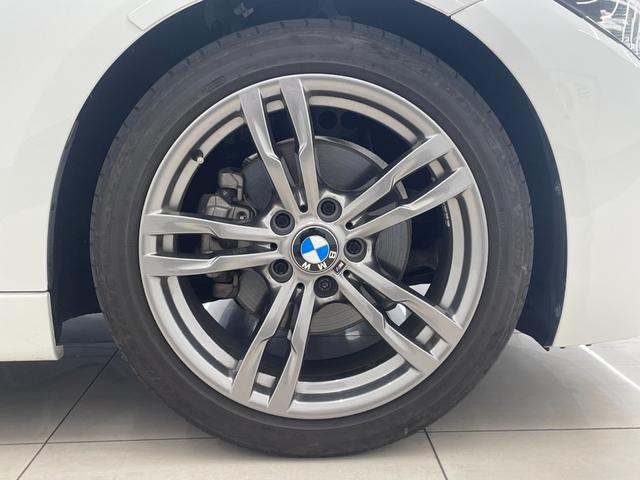 3シリーズ 320d Mスポーツ 330台限定スタイルエッジ ブラックキドニーグリル 専用18インチAW ピアノブラックインテリアトリム 黒レザーシート シートヒーター アルミペダル 純正ナビ ACC LKA LED オートライト(57枚目)