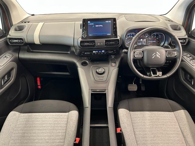 ベルランゴ シャイン　ＡＣＣ　純正ディスプレイオーディオ　フルセグＴＶ　アップルカープレイ　インテリジェントハイビーム　パドルシフト　パーキングセンサー　ＢＳＭ　アクティブセーフティー　ＴＳＩ　ＥＴＣ　リアガラスハッチ（4枚目）