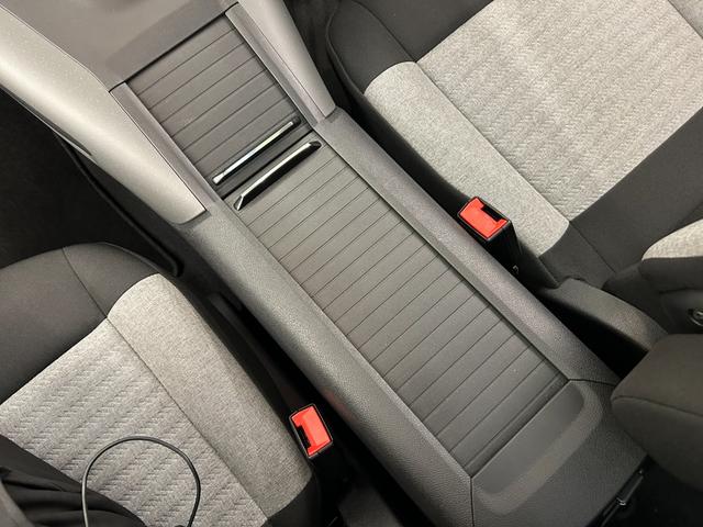 ベルランゴ シャイン　ＡＣＣ　純正ディスプレイオーディオ　フルセグＴＶ　アップルカープレイ　インテリジェントハイビーム　パドルシフト　パーキングセンサー　ＢＳＭ　アクティブセーフティー　ＴＳＩ　ＥＴＣ　リアガラスハッチ（19枚目）