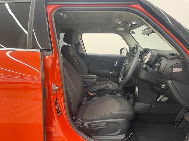 MINI クーパーD インテリジェンスセーフティ 純正ナビ Bluetooth 速度警告アシスト PDC バックカメラ アイドリングストップ ABS 横滑り防止装置 クルコン オートライト アンビエントライト ETC(27枚目)