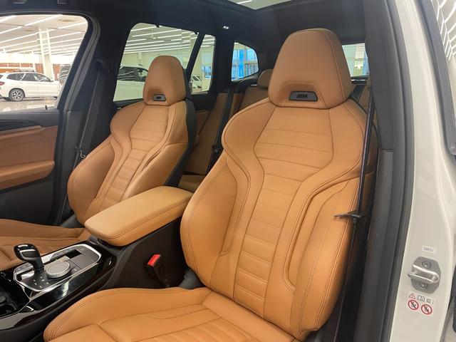 都心の外資系ホテルのような趣向を凝らしたインテリアの中で、お客様にリラックスしてクルマ選びを楽しんでいただけるような空間を目指してまいります。