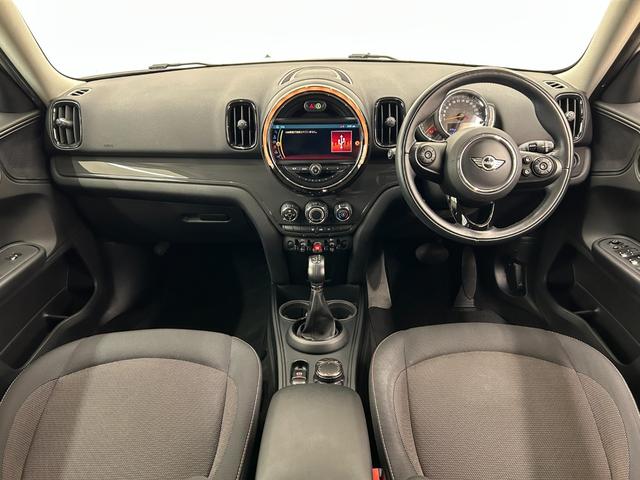 ＭＩＮＩ バッキンガム　ＯＮＥベース特別仕様　ＬＥＤヘッドライト　スポーツレザーステアリング　専用サイドスカットル　マルチファンクションステアリング　クルコン　Ｒカメラ　衝突警告　コンフォートアクセス　オートライト　ＥＴＣ（4枚目）