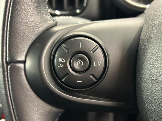 ＭＩＮＩ バッキンガム　ＯＮＥベース特別仕様　ＬＥＤヘッドライト　スポーツレザーステアリング　専用サイドスカットル　マルチファンクションステアリング　クルコン　Ｒカメラ　衝突警告　コンフォートアクセス　オートライト　ＥＴＣ（6枚目）