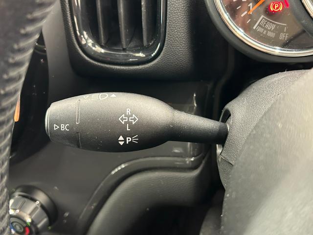 ＭＩＮＩ バッキンガム　ＯＮＥベース特別仕様　ＬＥＤヘッドライト　スポーツレザーステアリング　専用サイドスカットル　マルチファンクションステアリング　クルコン　Ｒカメラ　衝突警告　コンフォートアクセス　オートライト　ＥＴＣ（8枚目）