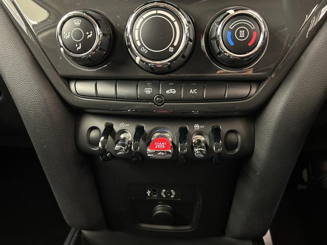 ＭＩＮＩ バッキンガム　ＯＮＥベース特別仕様　ＬＥＤヘッドライト　スポーツレザーステアリング　専用サイドスカットル　マルチファンクションステアリング　クルコン　Ｒカメラ　衝突警告　コンフォートアクセス　オートライト　ＥＴＣ（16枚目）