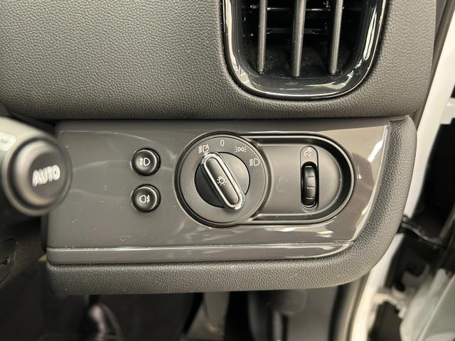 ＭＩＮＩ バッキンガム　ＯＮＥベース特別仕様　ＬＥＤヘッドライト　スポーツレザーステアリング　専用サイドスカットル　マルチファンクションステアリング　クルコン　Ｒカメラ　衝突警告　コンフォートアクセス　オートライト　ＥＴＣ（21枚目）
