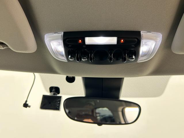 ＭＩＮＩ バッキンガム　ＯＮＥベース特別仕様　ＬＥＤヘッドライト　スポーツレザーステアリング　専用サイドスカットル　マルチファンクションステアリング　クルコン　Ｒカメラ　衝突警告　コンフォートアクセス　オートライト　ＥＴＣ（22枚目）