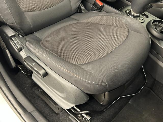 ＭＩＮＩ バッキンガム　ＯＮＥベース特別仕様　ＬＥＤヘッドライト　スポーツレザーステアリング　専用サイドスカットル　マルチファンクションステアリング　クルコン　Ｒカメラ　衝突警告　コンフォートアクセス　オートライト　ＥＴＣ（28枚目）