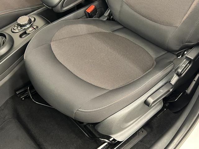 ＭＩＮＩ バッキンガム　ＯＮＥベース特別仕様　ＬＥＤヘッドライト　スポーツレザーステアリング　専用サイドスカットル　マルチファンクションステアリング　クルコン　Ｒカメラ　衝突警告　コンフォートアクセス　オートライト　ＥＴＣ（34枚目）