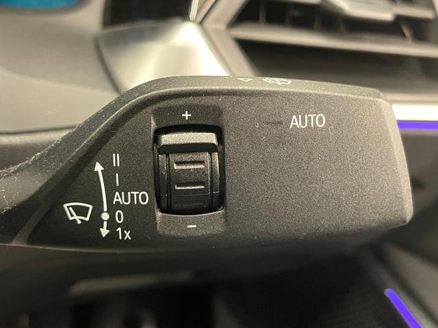 ３シリーズ ３２０ｉ　Ｍスポーツ　サンルーフ　コンフォートＰＫＧ　ドライビングアシストプロフェッショナル　アンビエントライト　仇ぷてぃぶＬＥＤ　純正１８インチ　ワイヤレスチャージ　ＡＣＣ　ライトカーペット　ＦＳＲスポイラー　ＥＴＣ（10枚目）