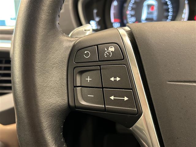 Ｖ４０ クロスカントリー　Ｄ４　モメンタム　純正ナビ　Ｂｌｕｅｔｏｏｔｈ　ＵＳＢ　ＡＭ　ＦＭ　フルセグＴＶ　クロストラフィックアラート　ロードサイドインフォメーション　アクティブハイビーム　リアビューカメラ　ＳＥＮＳＵＳＣＯＮＥＣＴ　ＡＣＣ（2枚目）