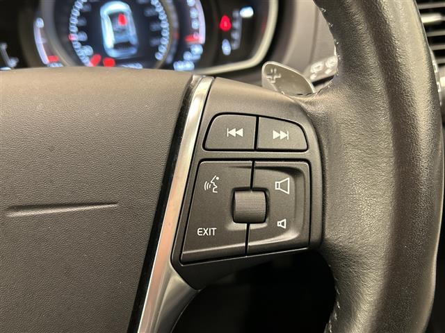 Ｖ４０ クロスカントリー　Ｄ４　モメンタム　純正ナビ　Ｂｌｕｅｔｏｏｔｈ　ＵＳＢ　ＡＭ　ＦＭ　フルセグＴＶ　クロストラフィックアラート　ロードサイドインフォメーション　アクティブハイビーム　リアビューカメラ　ＳＥＮＳＵＳＣＯＮＥＣＴ　ＡＣＣ（3枚目）