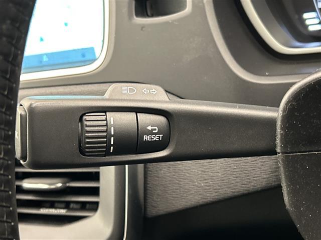 Ｖ４０ クロスカントリー　Ｄ４　モメンタム　純正ナビ　Ｂｌｕｅｔｏｏｔｈ　ＵＳＢ　ＡＭ　ＦＭ　フルセグＴＶ　クロストラフィックアラート　ロードサイドインフォメーション　アクティブハイビーム　リアビューカメラ　ＳＥＮＳＵＳＣＯＮＥＣＴ　ＡＣＣ（4枚目）