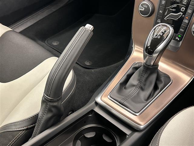 Ｖ４０ クロスカントリー　Ｄ４　モメンタム　純正ナビ　Ｂｌｕｅｔｏｏｔｈ　ＵＳＢ　ＡＭ　ＦＭ　フルセグＴＶ　クロストラフィックアラート　ロードサイドインフォメーション　アクティブハイビーム　リアビューカメラ　ＳＥＮＳＵＳＣＯＮＥＣＴ　ＡＣＣ（13枚目）