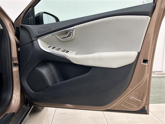 Ｖ４０ クロスカントリー　Ｄ４　モメンタム　純正ナビ　Ｂｌｕｅｔｏｏｔｈ　ＵＳＢ　ＡＭ　ＦＭ　フルセグＴＶ　クロストラフィックアラート　ロードサイドインフォメーション　アクティブハイビーム　リアビューカメラ　ＳＥＮＳＵＳＣＯＮＥＣＴ　ＡＣＣ（18枚目）