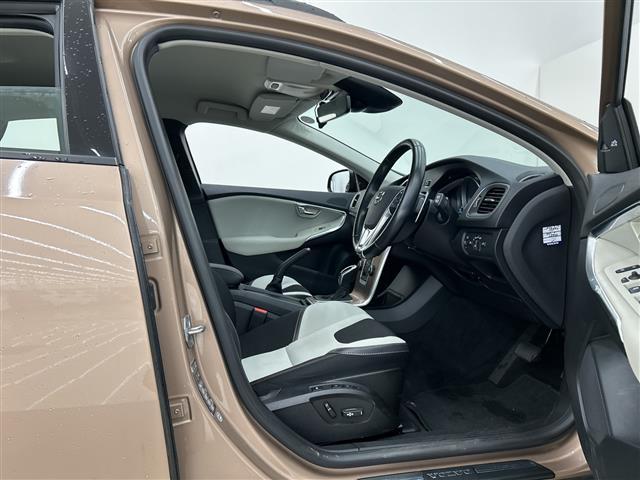 Ｖ４０ クロスカントリー　Ｄ４　モメンタム　純正ナビ　Ｂｌｕｅｔｏｏｔｈ　ＵＳＢ　ＡＭ　ＦＭ　フルセグＴＶ　クロストラフィックアラート　ロードサイドインフォメーション　アクティブハイビーム　リアビューカメラ　ＳＥＮＳＵＳＣＯＮＥＣＴ　ＡＣＣ（19枚目）