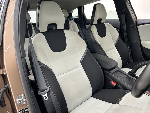 Ｖ４０ クロスカントリー　Ｄ４　モメンタム　純正ナビ　Ｂｌｕｅｔｏｏｔｈ　ＵＳＢ　ＡＭ　ＦＭ　フルセグＴＶ　クロストラフィックアラート　ロードサイドインフォメーション　アクティブハイビーム　リアビューカメラ　ＳＥＮＳＵＳＣＯＮＥＣＴ　ＡＣＣ（20枚目）