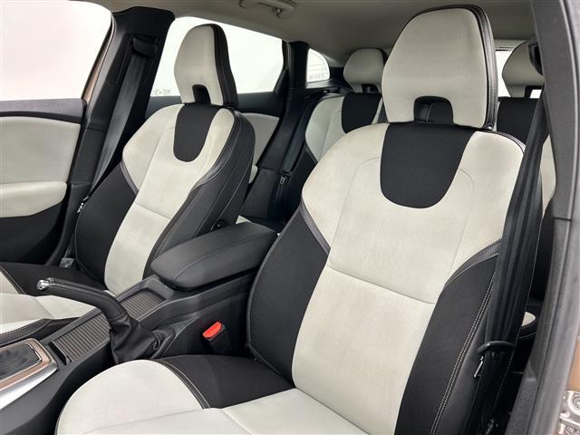 Ｖ４０ クロスカントリー　Ｄ４　モメンタム　純正ナビ　Ｂｌｕｅｔｏｏｔｈ　ＵＳＢ　ＡＭ　ＦＭ　フルセグＴＶ　クロストラフィックアラート　ロードサイドインフォメーション　アクティブハイビーム　リアビューカメラ　ＳＥＮＳＵＳＣＯＮＥＣＴ　ＡＣＣ（23枚目）