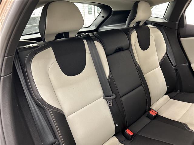 Ｖ４０ クロスカントリー　Ｄ４　モメンタム　純正ナビ　Ｂｌｕｅｔｏｏｔｈ　ＵＳＢ　ＡＭ　ＦＭ　フルセグＴＶ　クロストラフィックアラート　ロードサイドインフォメーション　アクティブハイビーム　リアビューカメラ　ＳＥＮＳＵＳＣＯＮＥＣＴ　ＡＣＣ（25枚目）