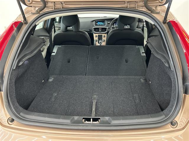 Ｖ４０ クロスカントリー　Ｄ４　モメンタム　純正ナビ　Ｂｌｕｅｔｏｏｔｈ　ＵＳＢ　ＡＭ　ＦＭ　フルセグＴＶ　クロストラフィックアラート　ロードサイドインフォメーション　アクティブハイビーム　リアビューカメラ　ＳＥＮＳＵＳＣＯＮＥＣＴ　ＡＣＣ（31枚目）