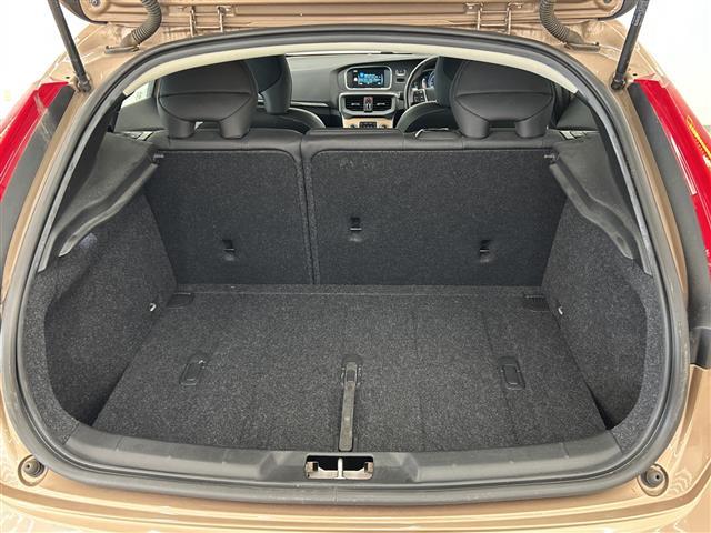 Ｖ４０ クロスカントリー　Ｄ４　モメンタム　純正ナビ　Ｂｌｕｅｔｏｏｔｈ　ＵＳＢ　ＡＭ　ＦＭ　フルセグＴＶ　クロストラフィックアラート　ロードサイドインフォメーション　アクティブハイビーム　リアビューカメラ　ＳＥＮＳＵＳＣＯＮＥＣＴ　ＡＣＣ（32枚目）