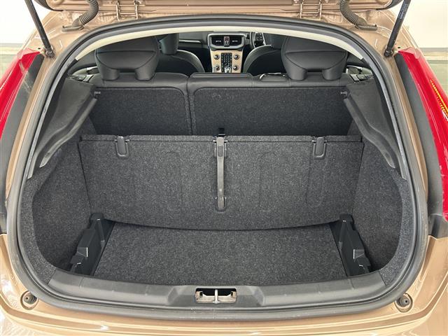 Ｖ４０ クロスカントリー　Ｄ４　モメンタム　純正ナビ　Ｂｌｕｅｔｏｏｔｈ　ＵＳＢ　ＡＭ　ＦＭ　フルセグＴＶ　クロストラフィックアラート　ロードサイドインフォメーション　アクティブハイビーム　リアビューカメラ　ＳＥＮＳＵＳＣＯＮＥＣＴ　ＡＣＣ（33枚目）