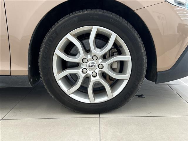 Ｖ４０ クロスカントリー　Ｄ４　モメンタム　純正ナビ　Ｂｌｕｅｔｏｏｔｈ　ＵＳＢ　ＡＭ　ＦＭ　フルセグＴＶ　クロストラフィックアラート　ロードサイドインフォメーション　アクティブハイビーム　リアビューカメラ　ＳＥＮＳＵＳＣＯＮＥＣＴ　ＡＣＣ（34枚目）