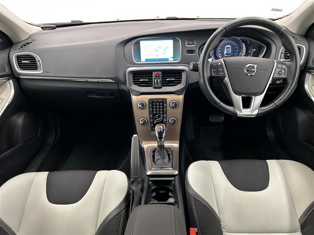 Ｖ４０ クロスカントリー　Ｄ４　モメンタム　純正ナビ　Ｂｌｕｅｔｏｏｔｈ　ＵＳＢ　ＡＭ　ＦＭ　フルセグＴＶ　クロストラフィックアラート　ロードサイドインフォメーション　アクティブハイビーム　リアビューカメラ　ＳＥＮＳＵＳＣＯＮＥＣＴ　ＡＣＣ（42枚目）