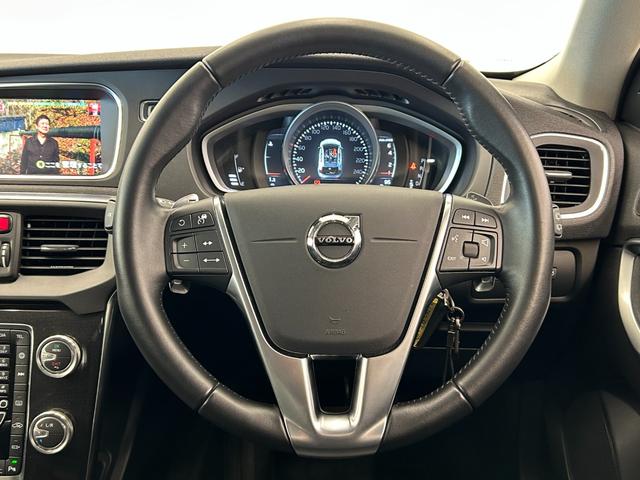 V40 T3 モメンタム 衝突軽減ブレーキ 純正ナビ リアビューカメラ フルセグTV ACC LKA BLIS オートハイビーム LEDヘッドライト パドルシフト 純正17インチAW シティセーフティ ステアリングスイッチ(3枚目)