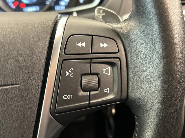 V40 T3 モメンタム 衝突軽減ブレーキ 純正ナビ リアビューカメラ フルセグTV ACC LKA BLIS オートハイビーム LEDヘッドライト パドルシフト 純正17インチAW シティセーフティ ステアリングスイッチ(5枚目)