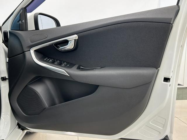 V40 T3 モメンタム 衝突軽減ブレーキ 純正ナビ リアビューカメラ フルセグTV ACC LKA BLIS オートハイビーム LEDヘッドライト パドルシフト 純正17インチAW シティセーフティ ステアリングスイッチ(23枚目)