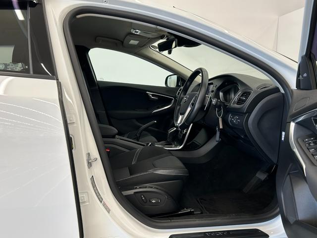 V40 T3 モメンタム 衝突軽減ブレーキ 純正ナビ リアビューカメラ フルセグTV ACC LKA BLIS オートハイビーム LEDヘッドライト パドルシフト 純正17インチAW シティセーフティ ステアリングスイッチ(24枚目)