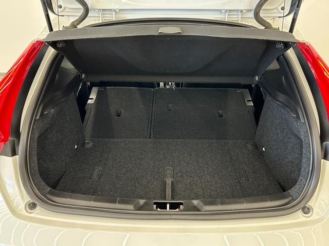 V40 T3 モメンタム 衝突軽減ブレーキ 純正ナビ リアビューカメラ フルセグTV ACC LKA BLIS オートハイビーム LEDヘッドライト パドルシフト 純正17インチAW シティセーフティ ステアリングスイッチ(35枚目)