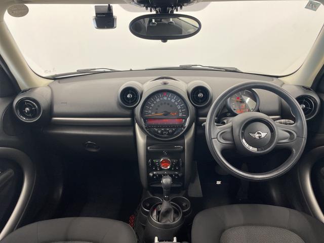 ＭＩＮＩ クーパーＤ　クロスオーバー　アンビエントライト　純正ＣＤプレイヤー　オートエアコン　オートライト　レインセンサー　フォグライト　バイキセノンヘッドライト　ＥＴＣ　ミニ純正ドラレコ　ＡＵＸ　ルーフレール　ＤＳＣ　スタッドレス車載（4枚目）