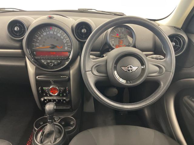 ＭＩＮＩ クーパーＤ　クロスオーバー　アンビエントライト　純正ＣＤプレイヤー　オートエアコン　オートライト　レインセンサー　フォグライト　バイキセノンヘッドライト　ＥＴＣ　ミニ純正ドラレコ　ＡＵＸ　ルーフレール　ＤＳＣ　スタッドレス車載（5枚目）