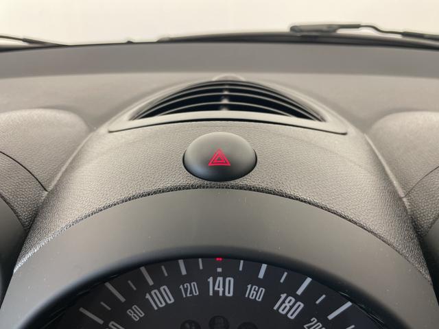 ＭＩＮＩ クーパーＤ　クロスオーバー　アンビエントライト　純正ＣＤプレイヤー　オートエアコン　オートライト　レインセンサー　フォグライト　バイキセノンヘッドライト　ＥＴＣ　ミニ純正ドラレコ　ＡＵＸ　ルーフレール　ＤＳＣ　スタッドレス車載（8枚目）