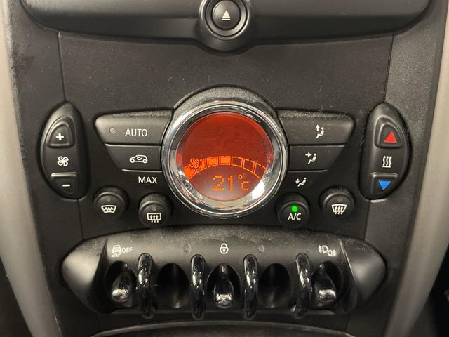 ＭＩＮＩ クーパーＤ　クロスオーバー　アンビエントライト　純正ＣＤプレイヤー　オートエアコン　オートライト　レインセンサー　フォグライト　バイキセノンヘッドライト　ＥＴＣ　ミニ純正ドラレコ　ＡＵＸ　ルーフレール　ＤＳＣ　スタッドレス車載（11枚目）