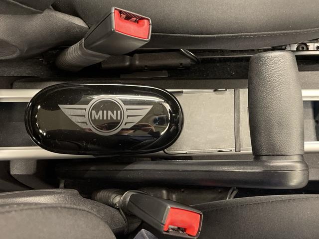 ＭＩＮＩ クーパーＤ　クロスオーバー　アンビエントライト　純正ＣＤプレイヤー　オートエアコン　オートライト　レインセンサー　フォグライト　バイキセノンヘッドライト　ＥＴＣ　ミニ純正ドラレコ　ＡＵＸ　ルーフレール　ＤＳＣ　スタッドレス車載（17枚目）