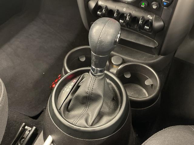 ＭＩＮＩ クーパーＤ　クロスオーバー　アンビエントライト　純正ＣＤプレイヤー　オートエアコン　オートライト　レインセンサー　フォグライト　バイキセノンヘッドライト　ＥＴＣ　ミニ純正ドラレコ　ＡＵＸ　ルーフレール　ＤＳＣ　スタッドレス車載（20枚目）