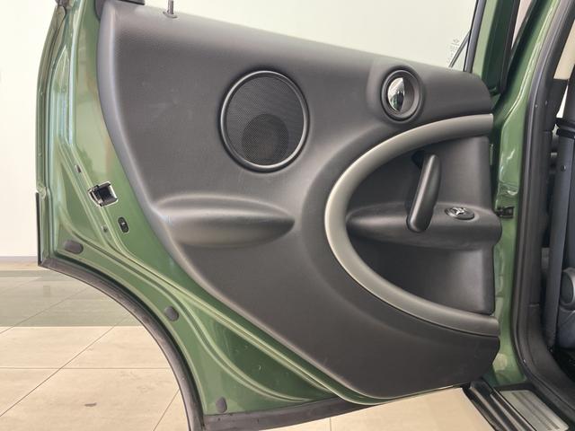 ＭＩＮＩ クーパーＤ　クロスオーバー　アンビエントライト　純正ＣＤプレイヤー　オートエアコン　オートライト　レインセンサー　フォグライト　バイキセノンヘッドライト　ＥＴＣ　ミニ純正ドラレコ　ＡＵＸ　ルーフレール　ＤＳＣ　スタッドレス車載（23枚目）