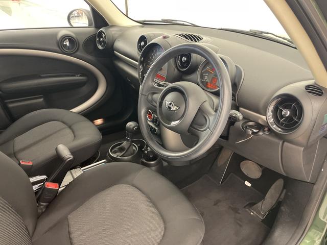 ＭＩＮＩ クーパーＤ　クロスオーバー　アンビエントライト　純正ＣＤプレイヤー　オートエアコン　オートライト　レインセンサー　フォグライト　バイキセノンヘッドライト　ＥＴＣ　ミニ純正ドラレコ　ＡＵＸ　ルーフレール　ＤＳＣ　スタッドレス車載（26枚目）