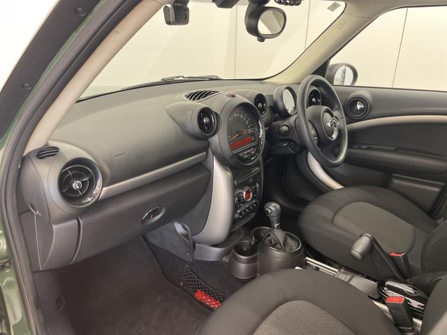 ＭＩＮＩ クーパーＤ　クロスオーバー　アンビエントライト　純正ＣＤプレイヤー　オートエアコン　オートライト　レインセンサー　フォグライト　バイキセノンヘッドライト　ＥＴＣ　ミニ純正ドラレコ　ＡＵＸ　ルーフレール　ＤＳＣ　スタッドレス車載（29枚目）