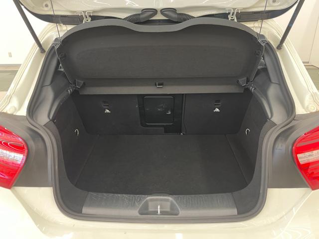 Aクラス A180 ブルーエフィシェンシー AMGエクスクルーシブパッケージ シートヒーター レザーシート クライメイトコントロール コンビニエンスオープン リバースポジション クルコン バックカメラ 純正ナビ Bluetooth(35枚目)