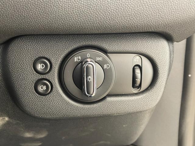 ＭＩＮＩ クーパーＳＤ　クラブマン　ペッパーＰＫＧ　コンフォートＡ　ブラックＡＷ　クルーズコントロール　純正ナビ　Ｂｌｕｅｔｏｏｔｈ　ＬＥＤライト　Ａライト　Ａワイパー　ミラー一体型ＥＴＣ（25枚目）