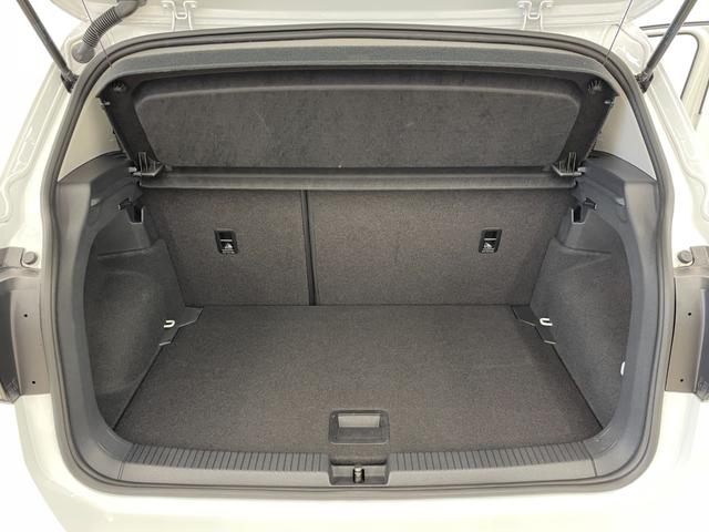 Ｔ－クロス ＴＳＩ　１ｓｔプラス　オールインセーフティ　ＡＣＣ　ＬＫＡ　ＢＳＭ　リアトラックアラート　純正ナビ　リアビューカメラ　ＴＶ　ＡｐｐｌｅＣａｒＰｌａｙ　ＬＥＤヘッドライト　ハイビームＡ　駐車支援システム　純正１８インチＡＷ（28枚目）